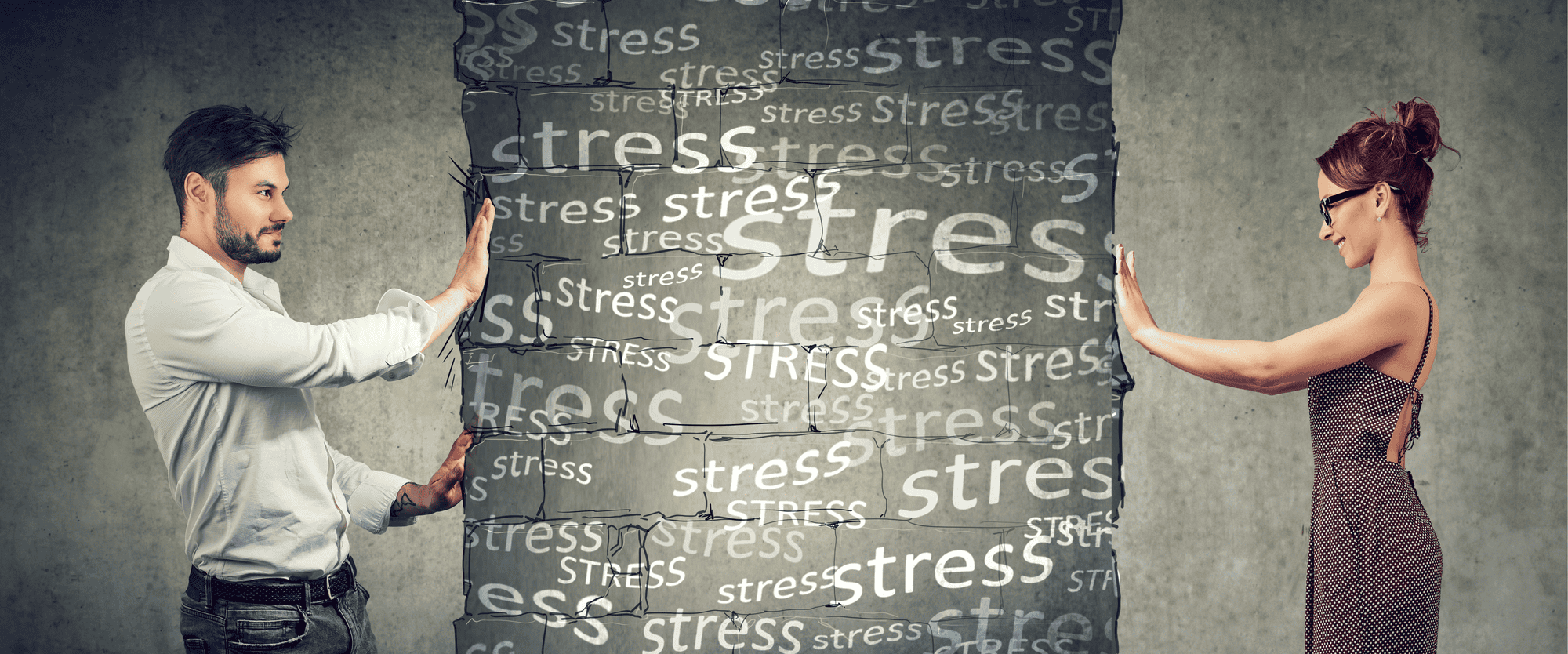 Mitarbeitende halten mit ihren Händen eine "Stresswand" auf.